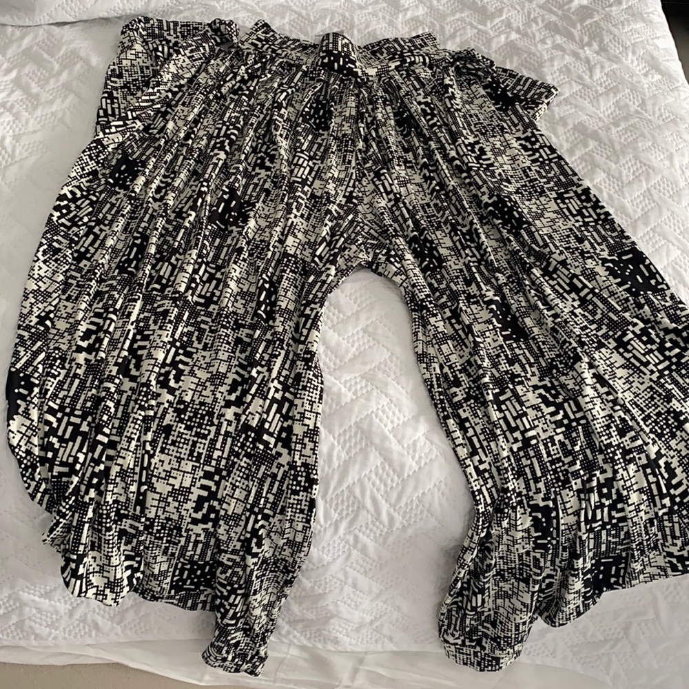Jeanie pants (from Dubai) black and white